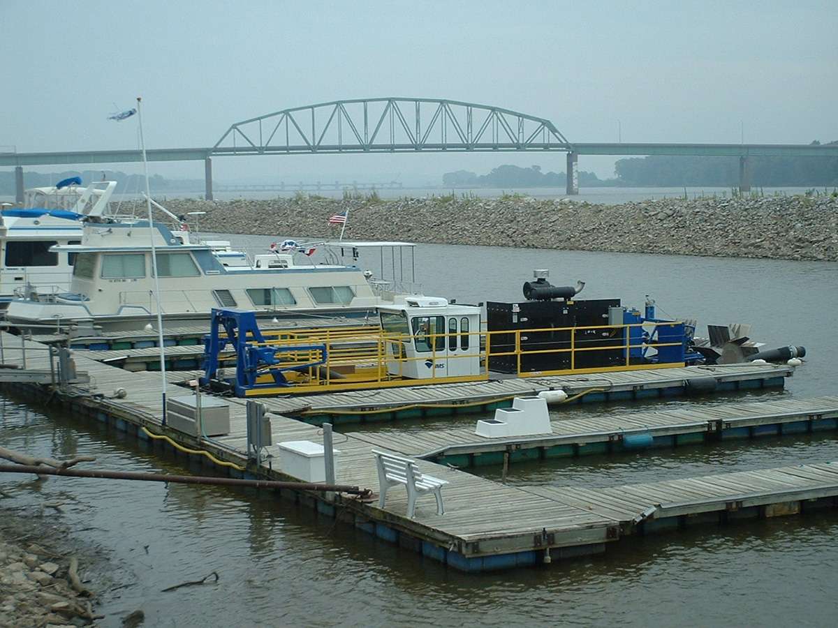 Dredging Muscatine Municipal Harbor