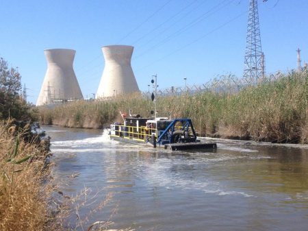 Dragado de aguas residuales rehabilitando el río Kishon contaminado en Israel