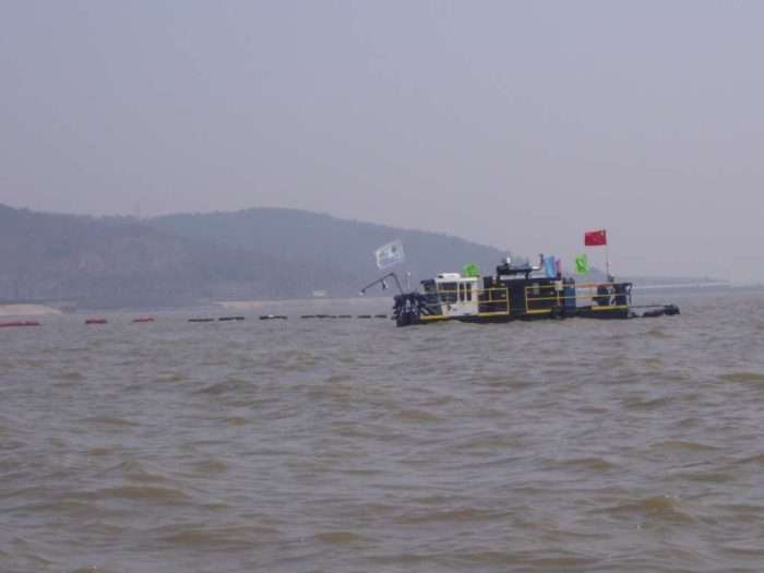 An IMS 5012 LP Versi-Dredge performing maintenance dredging at a lake in Dali, China.