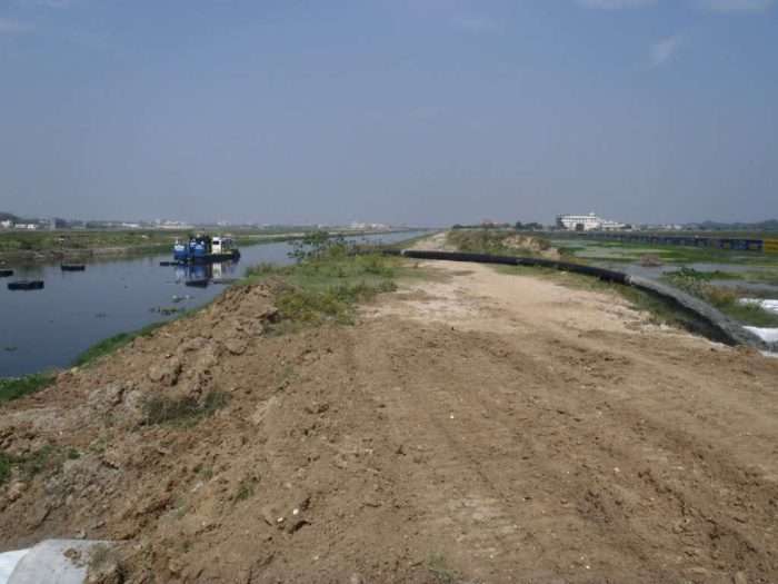 A 7012 HP Versi-Dredge performs canal maintenance on the South Buckingham Canal in Chennai, India.